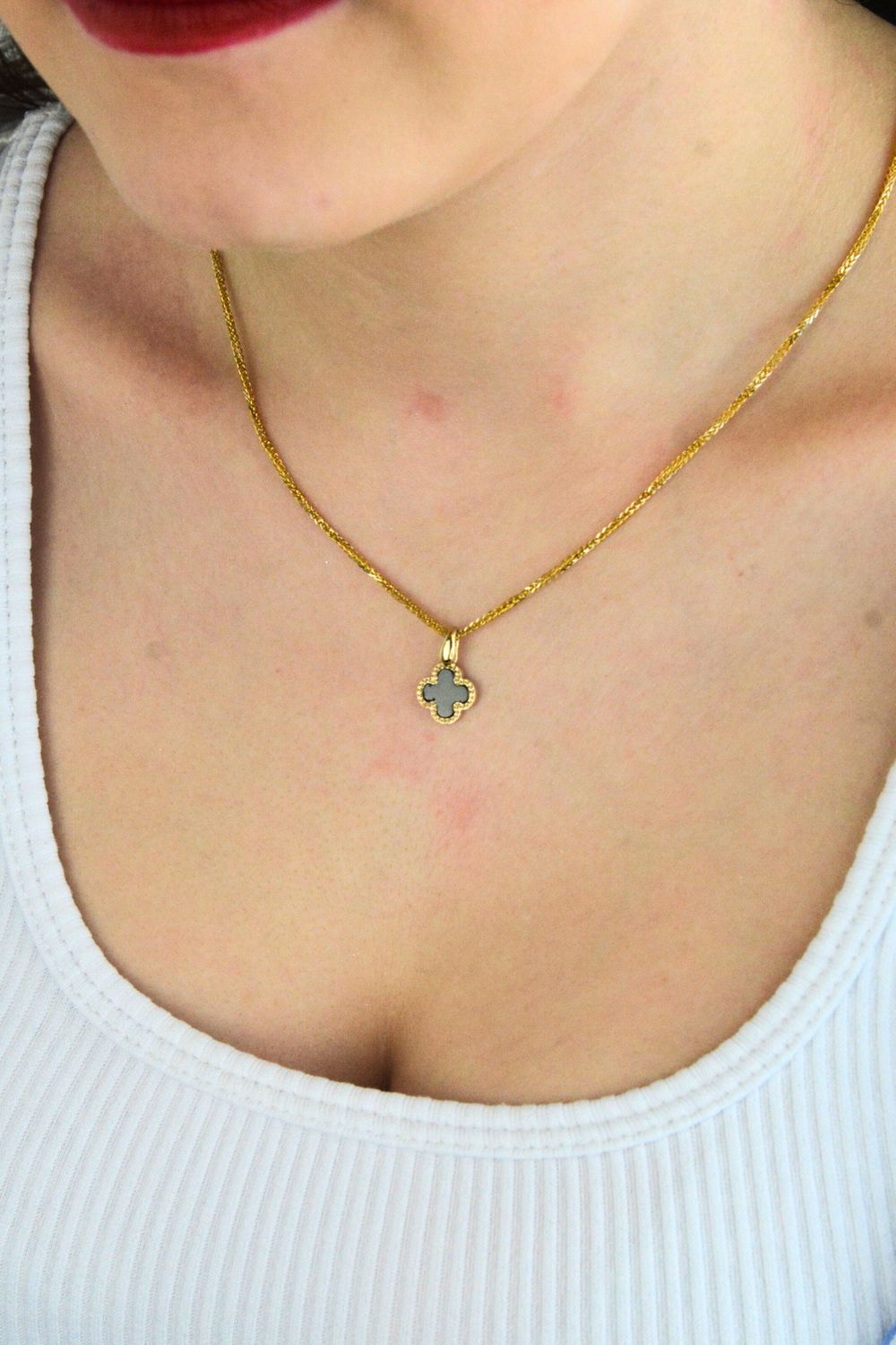 Elegancka złota zawieszka w kształcie kwiatkakoniczynki z czarnym onyksem. Biżuteria z żółtego złota próby 585, diamentowana, idealna na prezent. Cena bez łańcuszka.1.jpg